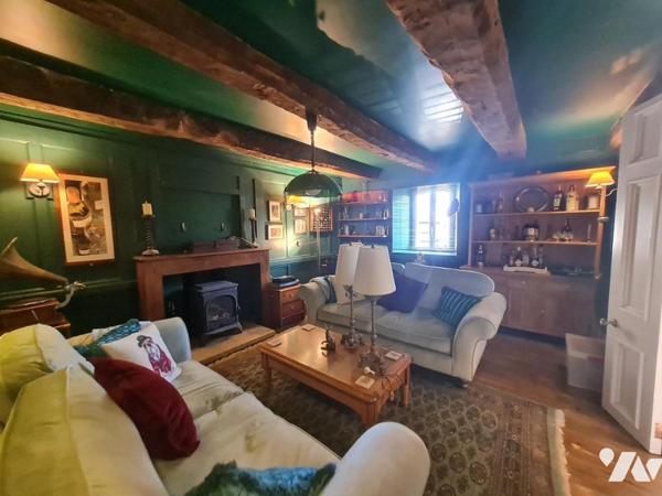 Maison en pierre avec dépendances située à 4 minutes des commodités et services