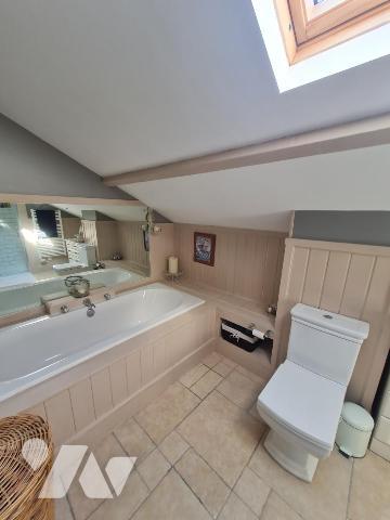 Maison en pierre avec dépendances située à 4 minutes des commodités et services