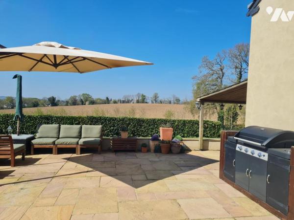 Maison en pierre avec dépendances située à 4 minutes des commodités et services