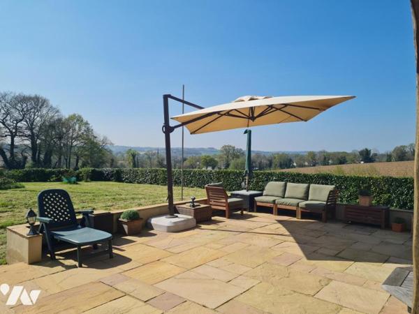 Maison en pierre avec dépendances située à 4 minutes des commodités et services