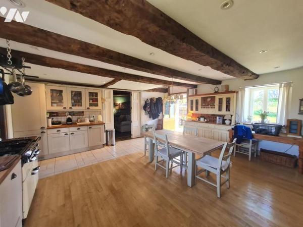 Maison en pierre avec dépendances située à 4 minutes des commodités et services