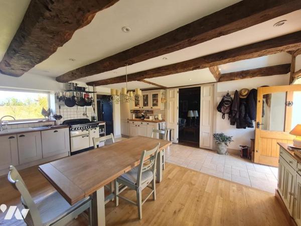 Maison en pierre avec dépendances située à 4 minutes des commodités et services