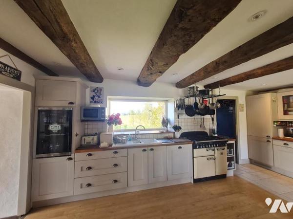 Maison en pierre avec dépendances située à 4 minutes des commodités et services