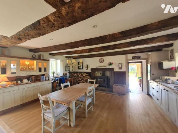 Maison en pierre avec dépendances située à 4 minutes des commodités et services