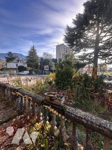 À vendre - Rare ensemble immobilier avec fort potentiel au coeur d'Aix-les-Bains

Idéal pour ...