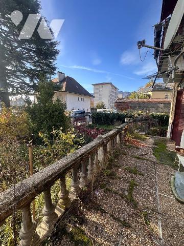 À vendre - Rare ensemble immobilier avec fort potentiel au coeur d'Aix-les-Bains

Idéal pour ...
