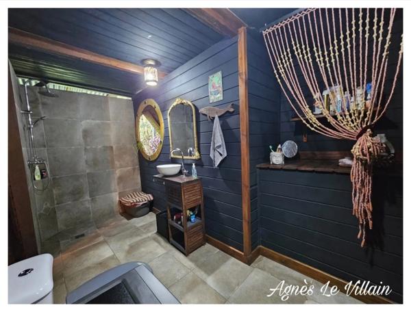 Maison en bois + bungalow autonomes en pleine forêt