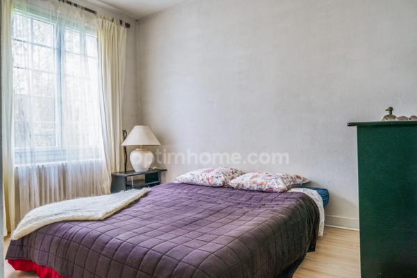 Charmante Maison Familiale à Tours : Espaces, Verdure et Confort Éco-responsable