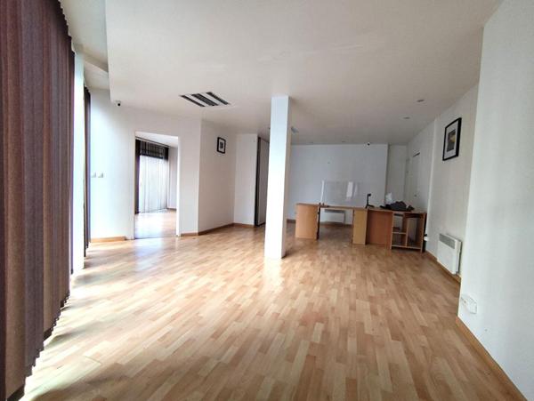 Immeuble avec local commercial et 2 appartements