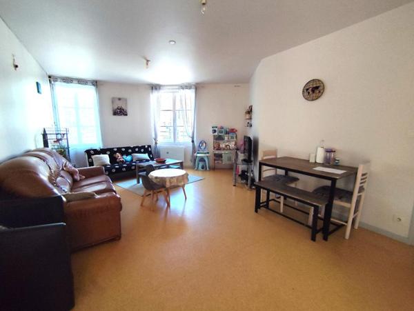 Immeuble avec local commercial et 2 appartements