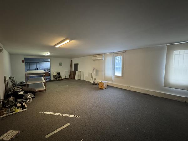 Murs commerciaux
                                                                                                                                                                                                                                                                                                                                                                                                                                            1150  m²