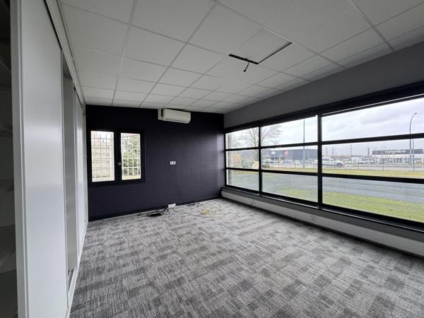 Murs commerciaux
                                                                                                                                                                                                                                                                                                                                                                                                                                            1150  m²