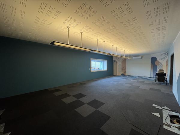Murs commerciaux
                                                                                                                                                                                                                                                                                                                                                                                                                                            1150  m²