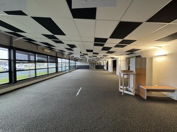 Murs commerciaux
                                                                                                                                                                                                                                                                                                                                                                                                                                            1150  m²