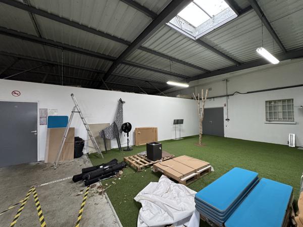 Murs commerciaux
                                                                                                                                                                                                                                                                                                                                                                                                                                            1150  m²