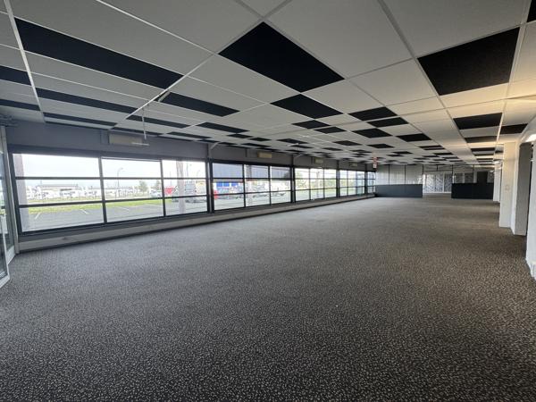 Murs commerciaux
                                                                                                                                                                                                                                                                                                                                                                                                                                            1150  m²