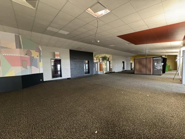 Murs commerciaux
                                                                                                                                                                                                                                                                                                                                                                                                                                            1150  m²
