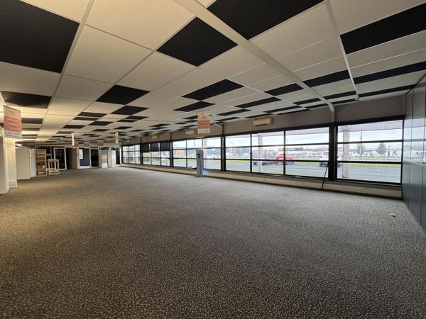 Murs commerciaux
                                                                                                                                                                                                                                                                                                                                                                                                                                            1150  m²