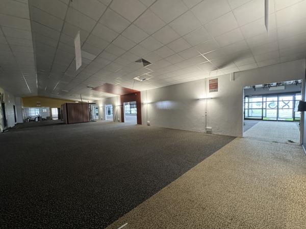 Murs commerciaux
                                                                                                                                                                                                                                                                                                                                                                                                                                            1150  m²
