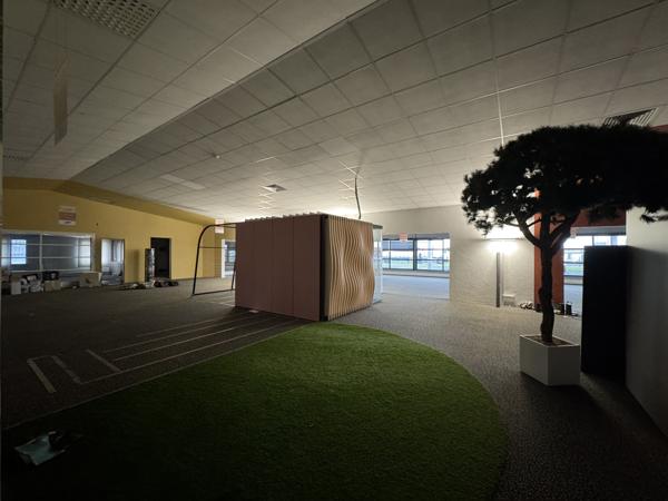Murs commerciaux
                                                                                                                                                                                                                                                                                                                                                                                                                                            1150  m²