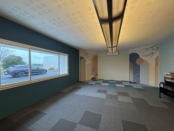 Murs commerciaux
                                                                                                                                                                                                                                                                                                                                                                                                                                            1150  m²