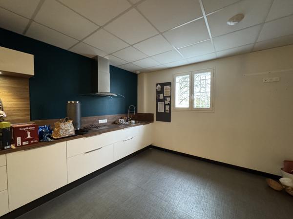 Murs commerciaux
                                                                                                                                                                                                                                                                                                                                                                                                                                            1150  m²