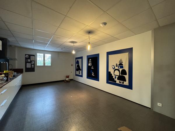 Murs commerciaux
                                                                                                                                                                                                                                                                                                                                                                                                                                            1150  m²
