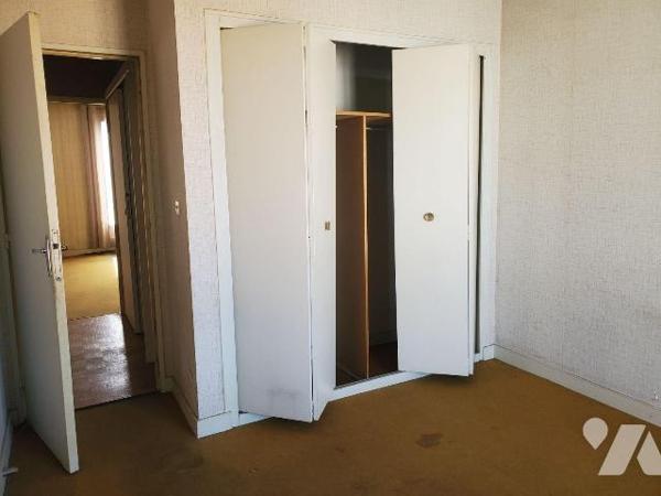 Appartement à vendre à Guéret (23000) en Creuse (23), situé au troisième étage à droite, escali...