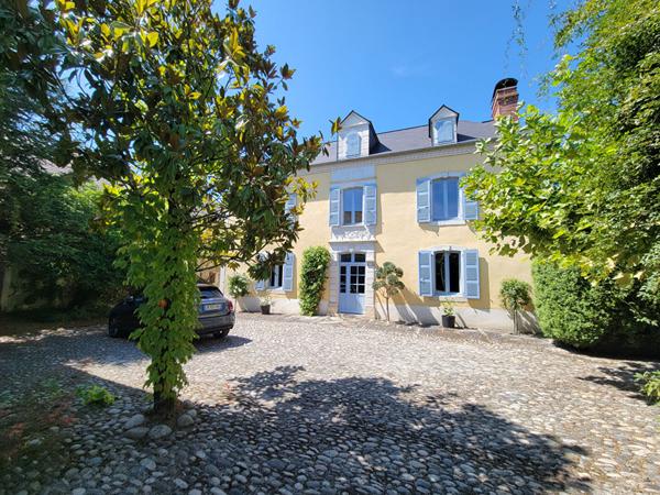 Enclos béarnais rénové avec piscine et dépendances