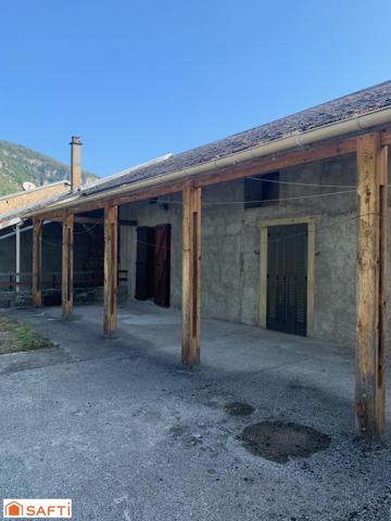 A vendre belle maison de village en pierres.