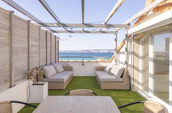 DUPLEX  EN DERNIER ÉTAGE AVEC TERRASSES & VUE MER