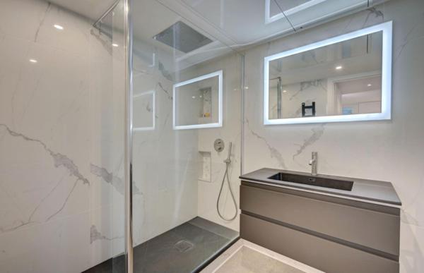 DUPLEX  EN DERNIER ÉTAGE AVEC TERRASSES & VUE MER