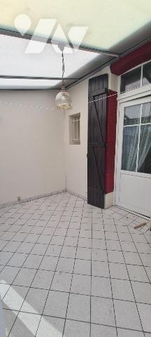 Petite maison de ville à rénover avec jardin et dépendances.