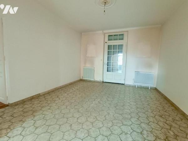 Petite maison de ville à rénover avec jardin et dépendances.