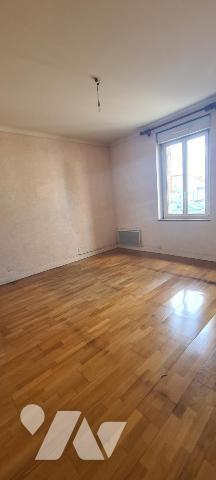 Petite maison de ville à rénover avec jardin et dépendances.