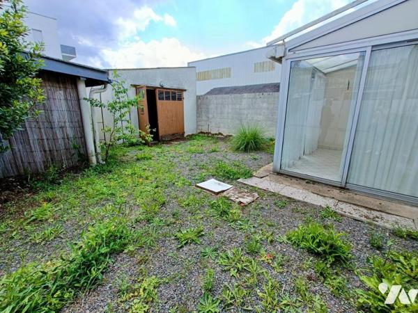 Petite maison de ville à rénover avec jardin et dépendances.