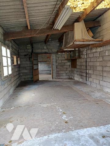 Petite maison de ville à rénover avec jardin et dépendances.