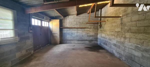 Petite maison de ville à rénover avec jardin et dépendances.