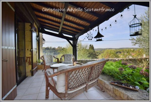 Maison en pierres rénovée, 3 chambres, studio indépendant, piscine, double garage sur 1450 M2