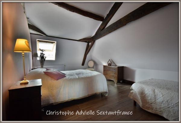 Maison en pierres rénovée, 3 chambres, studio indépendant, piscine, double garage sur 1450 M2