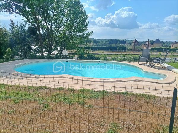 À vendre – Maison familiale rénovée avec appartement indépendant, grand garage et piscine – À deux pas des commodités

À seulement 5 minutes à pied des commerces, de la gare, de la poste et de toutes les commodités, venez découvrir cette maison familiale entièrement rénovée, offrant de beaux volumes et des prestations modernes.
Elle comprend 3 chambres, dont une suite parentale avec salle d’eau privée, et une grande chambre à l’étage avec toilettes et point d’eau, parfaite pour un ado, un bureau ou une chambre d’amis. La pièce de vie spacieuse et baignée de lumière invite à la convivialité. La cuisine indépendante, généreuse et fonctionnelle, ravira les amateurs de grands repas. Une grande salle de bain vient compléter l’espace nuit.
En sous-sol, un vaste garage de 60 m² avec 3,20 m de hauteur sous plafond permet d’accueillir facilement un camping-car ou un utilitaire. S’ajoutent un cellier et une buanderie spacieuse, pratiques au quotidien.
Un appartement T2 indépendant fait également partie du bien : idéal pour recevoir famille ou amis, ou encore pour un projet locatif.
Côté confort, rien n’a été laissé au hasard : double vitrage avec volets roulants électriques, pompe à chaleur récente, isolation renforcée… Vous n’aurez qu’à poser vos valises.
À l’extérieur, vous profiterez d’un jardin agréable avec une belle piscine, parfait pour les beaux jours.
Une maison alliant espace, modernité et proximité avec toutes les commodités. Un bien rare à visiter sans tarder !