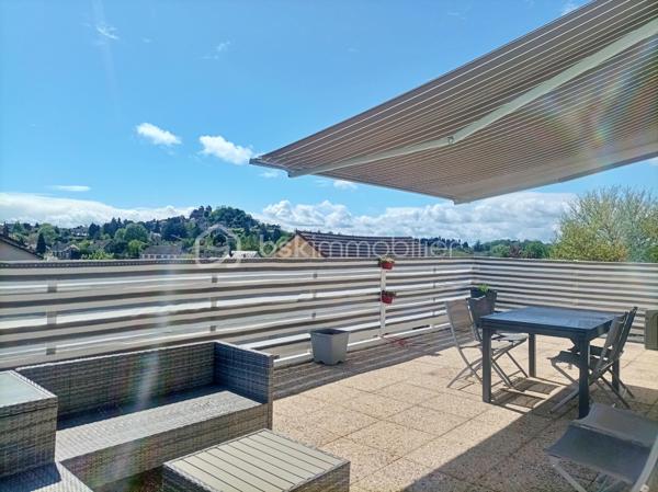 À vendre – Maison familiale rénovée avec appartement indépendant, grand garage et piscine – À deux pas des commodités

À seulement 5 minutes à pied des commerces, de la gare, de la poste et de toutes les commodités, venez découvrir cette maison familiale entièrement rénovée, offrant de beaux volumes et des prestations modernes.
Elle comprend 3 chambres, dont une suite parentale avec salle d’eau privée, et une grande chambre à l’étage avec toilettes et point d’eau, parfaite pour un ado, un bureau ou une chambre d’amis. La pièce de vie spacieuse et baignée de lumière invite à la convivialité. La cuisine indépendante, généreuse et fonctionnelle, ravira les amateurs de grands repas. Une grande salle de bain vient compléter l’espace nuit.
En sous-sol, un vaste garage de 60 m² avec 3,20 m de hauteur sous plafond permet d’accueillir facilement un camping-car ou un utilitaire. S’ajoutent un cellier et une buanderie spacieuse, pratiques au quotidien.
Un appartement T2 indépendant fait également partie du bien : idéal pour recevoir famille ou amis, ou encore pour un projet locatif.
Côté confort, rien n’a été laissé au hasard : double vitrage avec volets roulants électriques, pompe à chaleur récente, isolation renforcée… Vous n’aurez qu’à poser vos valises.
À l’extérieur, vous profiterez d’un jardin agréable avec une belle piscine, parfait pour les beaux jours.
Une maison alliant espace, modernité et proximité avec toutes les commodités. Un bien rare à visiter sans tarder !