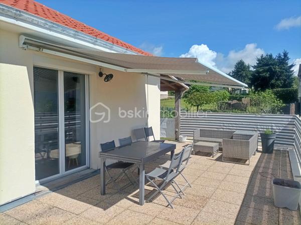 À vendre – Maison familiale rénovée avec appartement indépendant, grand garage et piscine – À deux pas des commodités

À seulement 5 minutes à pied des commerces, de la gare, de la poste et de toutes les commodités, venez découvrir cette maison familiale entièrement rénovée, offrant de beaux volumes et des prestations modernes.
Elle comprend 3 chambres, dont une suite parentale avec salle d’eau privée, et une grande chambre à l’étage avec toilettes et point d’eau, parfaite pour un ado, un bureau ou une chambre d’amis. La pièce de vie spacieuse et baignée de lumière invite à la convivialité. La cuisine indépendante, généreuse et fonctionnelle, ravira les amateurs de grands repas. Une grande salle de bain vient compléter l’espace nuit.
En sous-sol, un vaste garage de 60 m² avec 3,20 m de hauteur sous plafond permet d’accueillir facilement un camping-car ou un utilitaire. S’ajoutent un cellier et une buanderie spacieuse, pratiques au quotidien.
Un appartement T2 indépendant fait également partie du bien : idéal pour recevoir famille ou amis, ou encore pour un projet locatif.
Côté confort, rien n’a été laissé au hasard : double vitrage avec volets roulants électriques, pompe à chaleur récente, isolation renforcée… Vous n’aurez qu’à poser vos valises.
À l’extérieur, vous profiterez d’un jardin agréable avec une belle piscine, parfait pour les beaux jours.
Une maison alliant espace, modernité et proximité avec toutes les commodités. Un bien rare à visiter sans tarder !