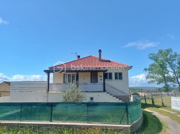 À vendre – Maison familiale rénovée avec appartement indépendant, grand garage et piscine – À deux pas des commodités

À seulement 5 minutes à pied des commerces, de la gare, de la poste et de toutes les commodités, venez découvrir cette maison familiale entièrement rénovée, offrant de beaux volumes et des prestations modernes.
Elle comprend 3 chambres, dont une suite parentale avec salle d’eau privée, et une grande chambre à l’étage avec toilettes et point d’eau, parfaite pour un ado, un bureau ou une chambre d’amis. La pièce de vie spacieuse et baignée de lumière invite à la convivialité. La cuisine indépendante, généreuse et fonctionnelle, ravira les amateurs de grands repas. Une grande salle de bain vient compléter l’espace nuit.
En sous-sol, un vaste garage de 60 m² avec 3,20 m de hauteur sous plafond permet d’accueillir facilement un camping-car ou un utilitaire. S’ajoutent un cellier et une buanderie spacieuse, pratiques au quotidien.
Un appartement T2 indépendant fait également partie du bien : idéal pour recevoir famille ou amis, ou encore pour un projet locatif.
Côté confort, rien n’a été laissé au hasard : double vitrage avec volets roulants électriques, pompe à chaleur récente, isolation renforcée… Vous n’aurez qu’à poser vos valises.
À l’extérieur, vous profiterez d’un jardin agréable avec une belle piscine, parfait pour les beaux jours.
Une maison alliant espace, modernité et proximité avec toutes les commodités. Un bien rare à visiter sans tarder !