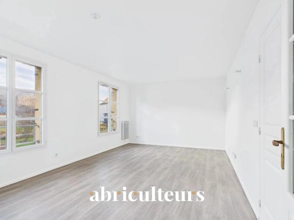 Appartement T3 Traversant Est/Ouest Très jolie Vue Résidence de standing à Survilliers