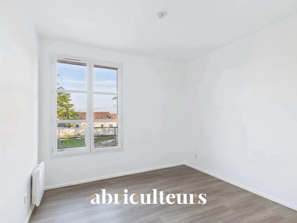 Appartement T3 Traversant Est/Ouest Très jolie Vue Résidence de standing à Survilliers