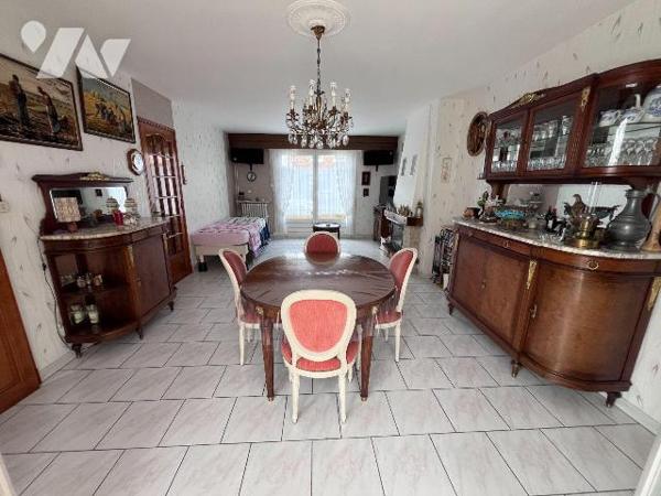 En centre ville, maison de résidence de 98m² habitables complétée par une véranda de 33m², bâti...