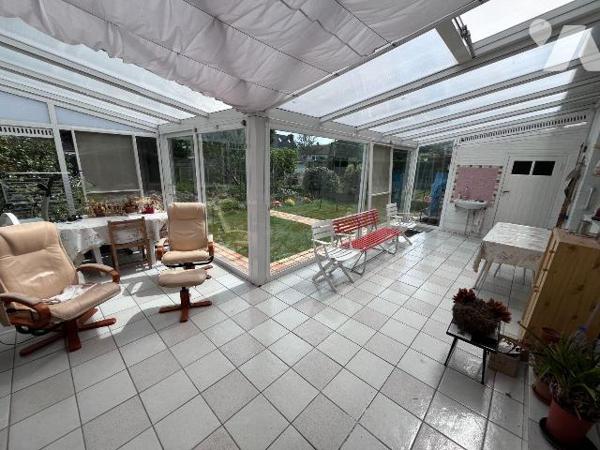 En centre ville, maison de résidence de 98m² habitables complétée par une véranda de 33m², bâti...