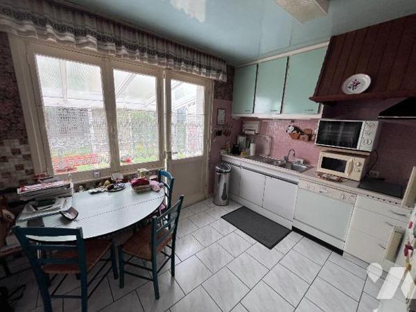 En centre ville, maison de résidence de 98m² habitables complétée par une véranda de 33m², bâti...