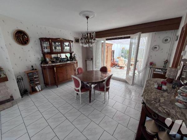 En centre ville, maison de résidence de 98m² habitables complétée par une véranda de 33m², bâti...